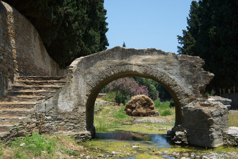 Έκ θεμελίων αθεμελίωτο | Fondamentalement sans fondation </br>
Ξύλα, πέτρες, σανός | Bois, pierres,foin - 2,50 x 1 x 4,30 m
