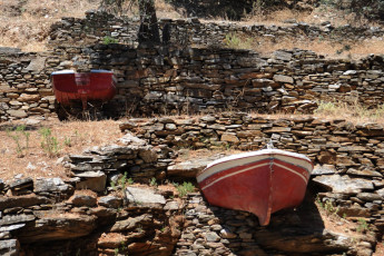 Κορεσμός | Οverdose </br> Εγκαταλελειμμένη βάρκα | Barque