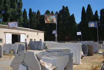 Σημαίες | Drapeaux</br> Μέταλλο, ύφασμα | Métal, tissus - H2,50m