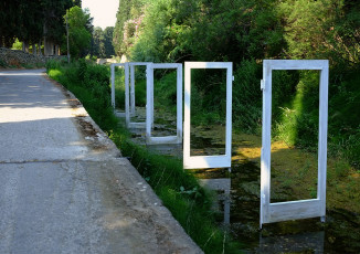 Περάσματα | Passages</br>Παλιές πόρτες, ασβέστης | Portes récupérées, chaux - 2,30mx80cmx14m