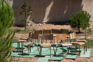 Pista | Πίστα<br/>16 chaises et tables d’une école abandonnée à Livadia, palettes, vis. 2.80 x 2.80 x 60 cm<br/>16 καρέκλες και 16 τραπέζια του κλειστού δημοτικού σχολείου Λειβαδιών. Παλέττες, βίδες